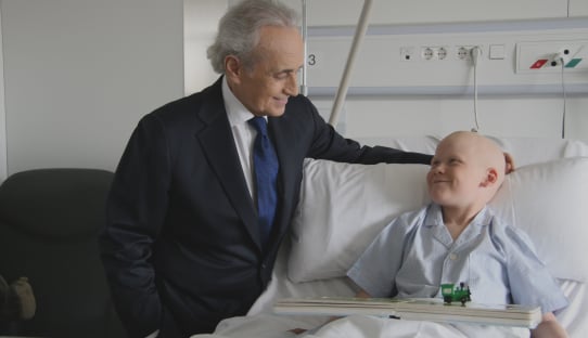 Josep Carreras junto con un paciente infantil