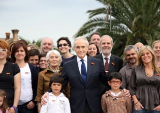 Josep Carreras junto a personas imparables con lazos rojos