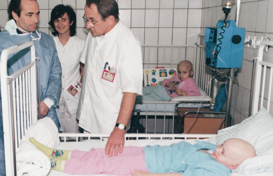 Josep Carreras junto con pacientes infantiles de leucemia